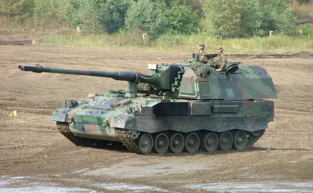 Самохідна артилерійська установка PzH 2000 може випускати до 12 снарядів за хвилину. Фото: novostivl