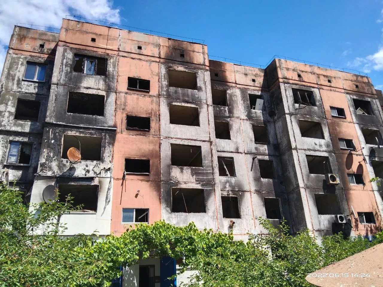 Этот жилой дом в Калиновке, Киевская область был обстрелян из вертолета ВС России в марте 2022 года
