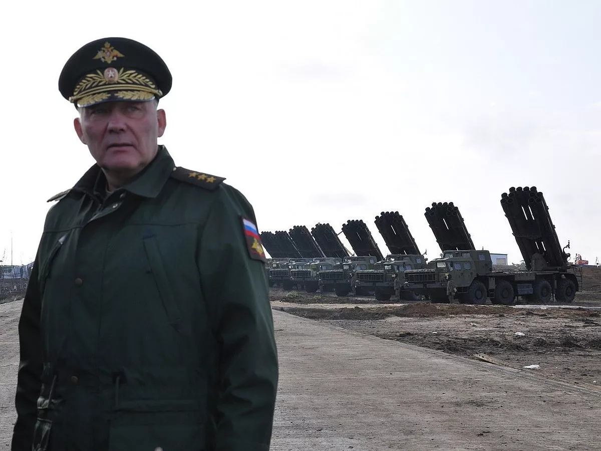 Генерала Дворникова, которого раньше в Кремле называли мощным стратегом, от командования войной в Украине теперь фактически отстранили, вероятно, по причине алкоголизма