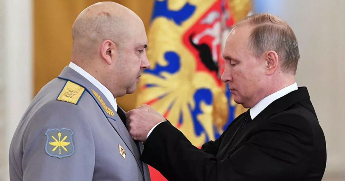 Вместо того, чтобы отдать под суд генерала Суровикина за массовые убийства мирных жителей в Сирии, Путин дал ему Героя России