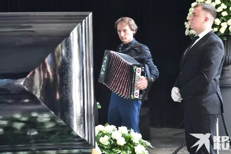 На похороны Шатунова позвали баяниста