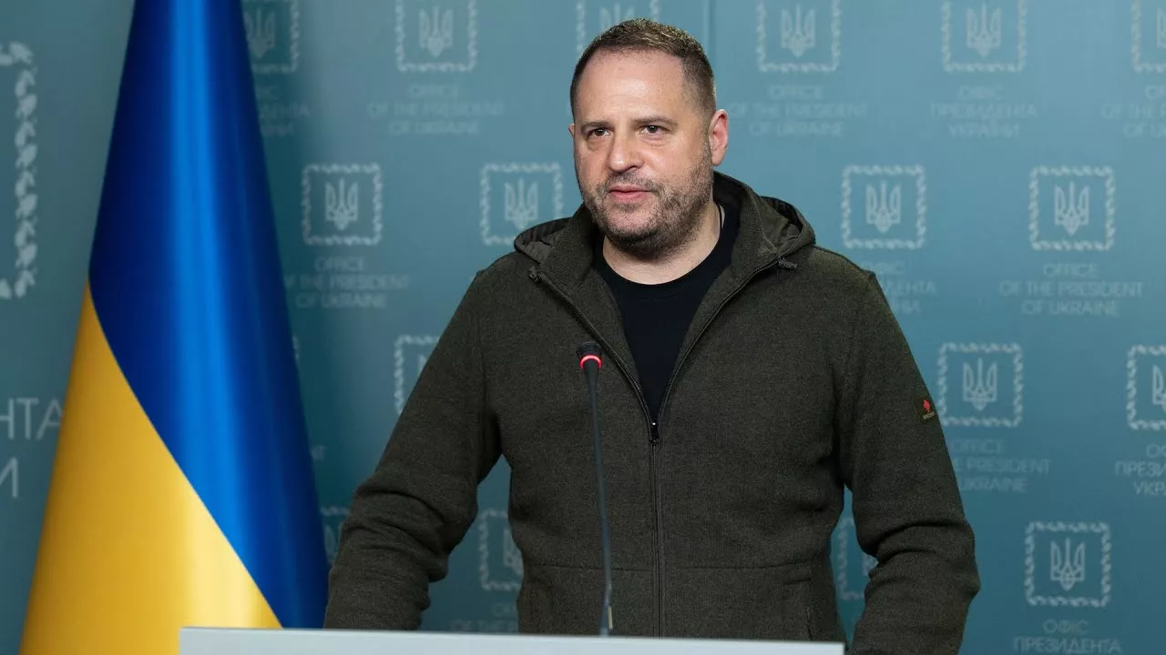 Андрей Ермак: "Украинская армия держит врага"