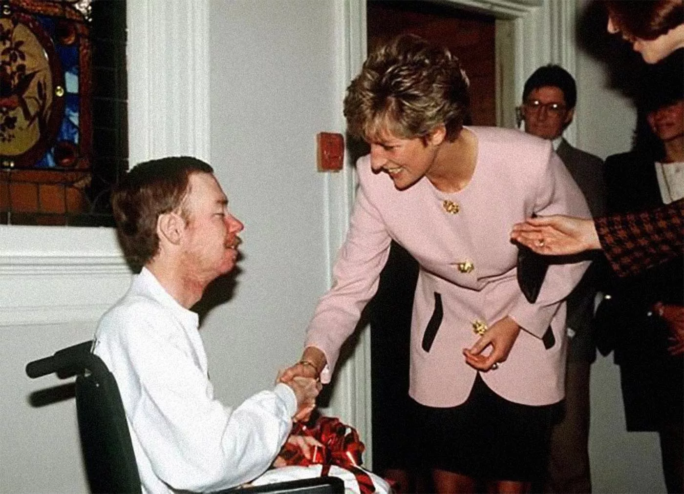 Принцесса Диана с одним из пациентов хосписа для больных СПИДом, в Торонто, Канада (1991)