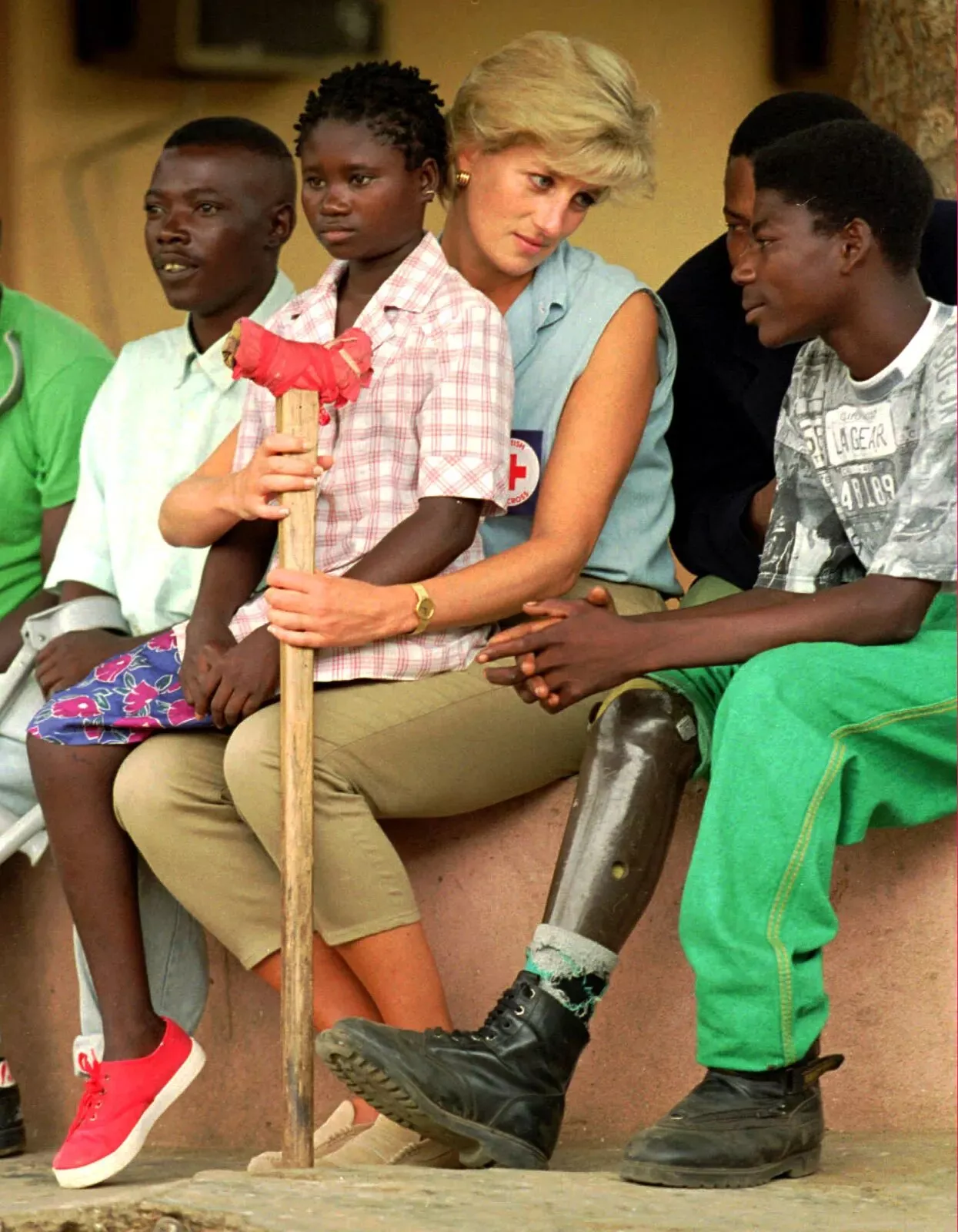 Принцесса Диана с пострадавшими от минирований в медицинском центре на окраине Луанды, Ангола