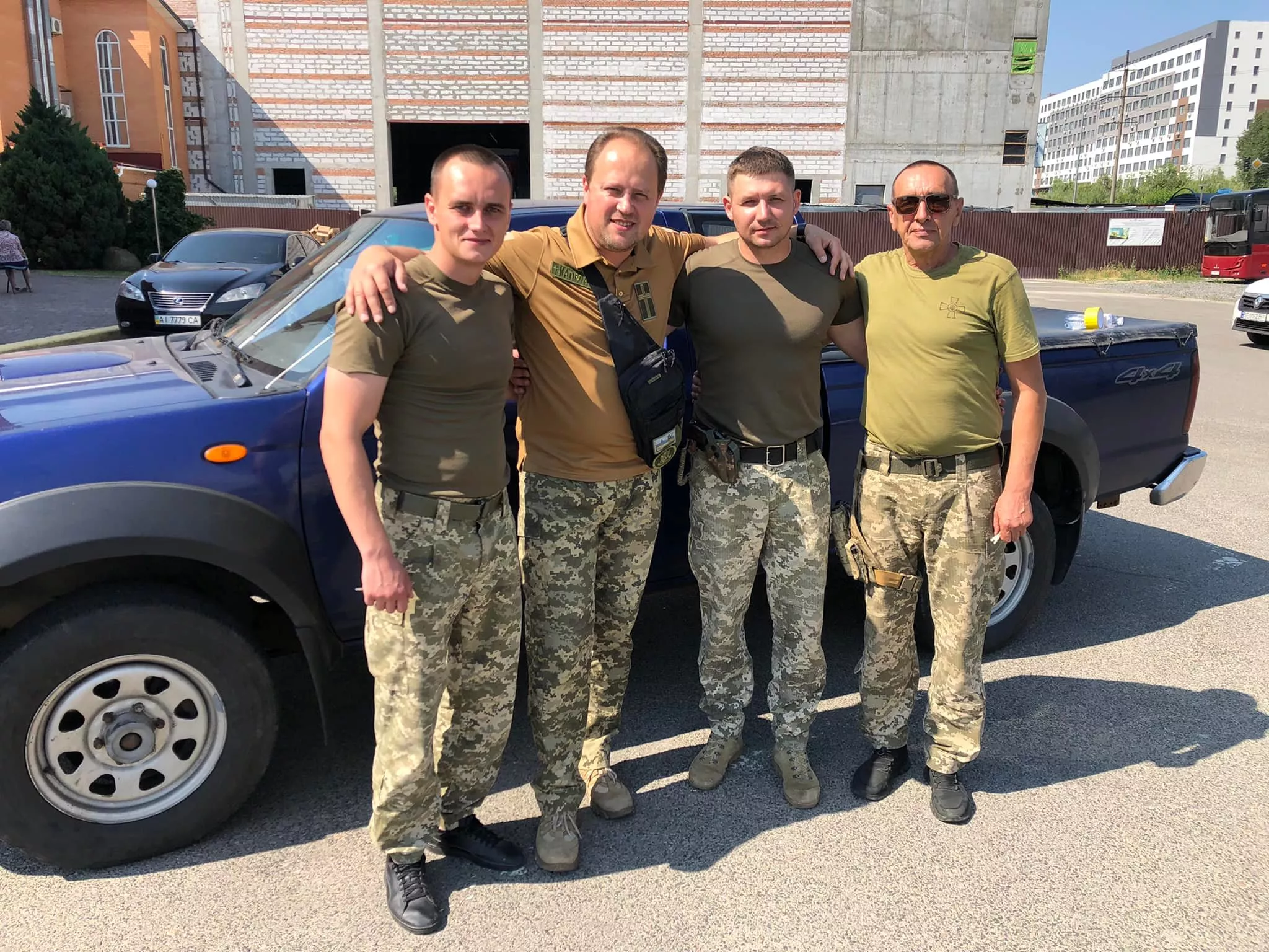 Юрій Бабинець (другий зліва) разом з героями-артилеристами, які приїхали за автівкою до Вишневого.