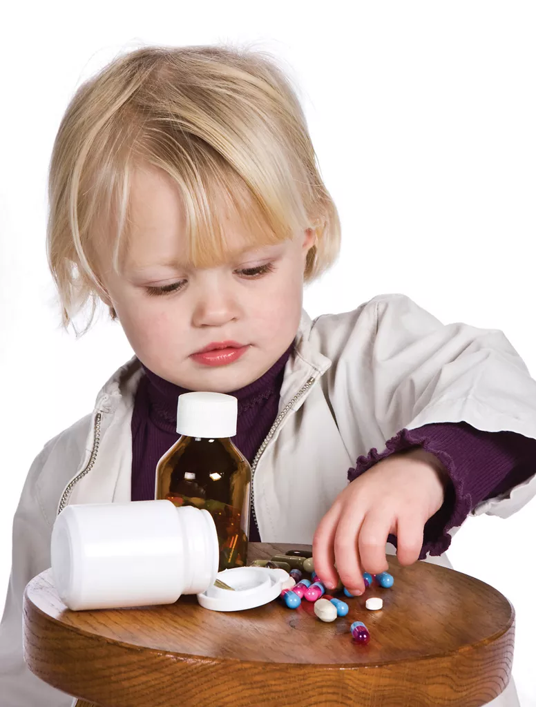 Дети ни в коем случае не должны играть с лекарствами / Фото: pinterest