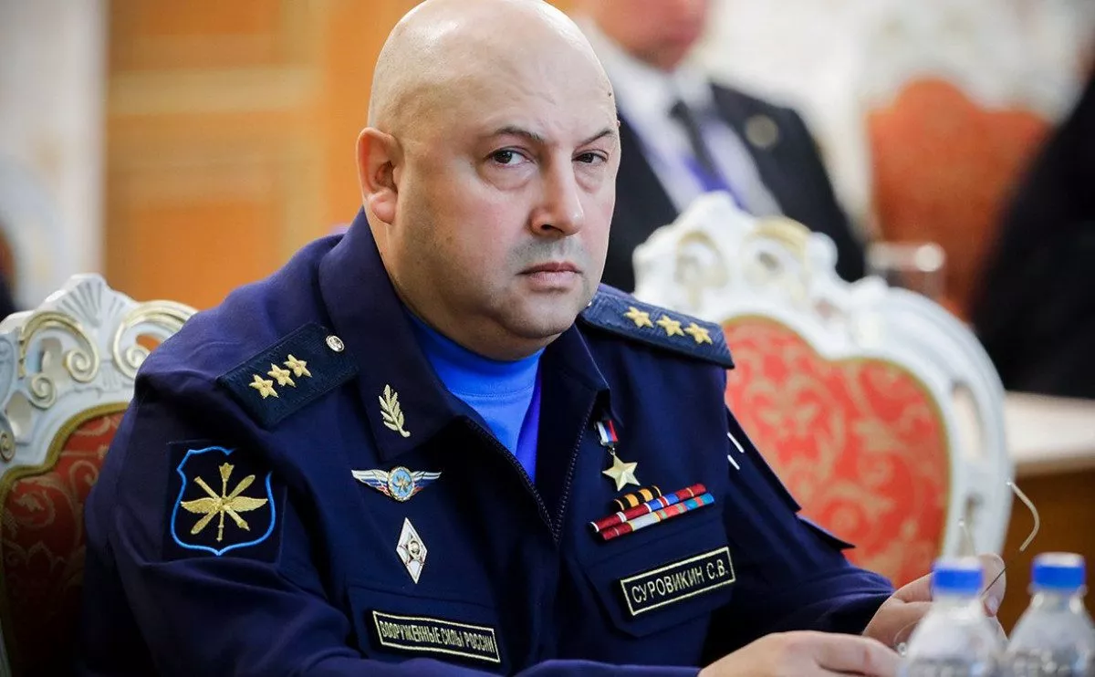 В украинских медиа Суровикина уже прозвали генералом геноцида. В российских пабликах его называют дартвейдером, потому что он командует несуществующими космическими войсками