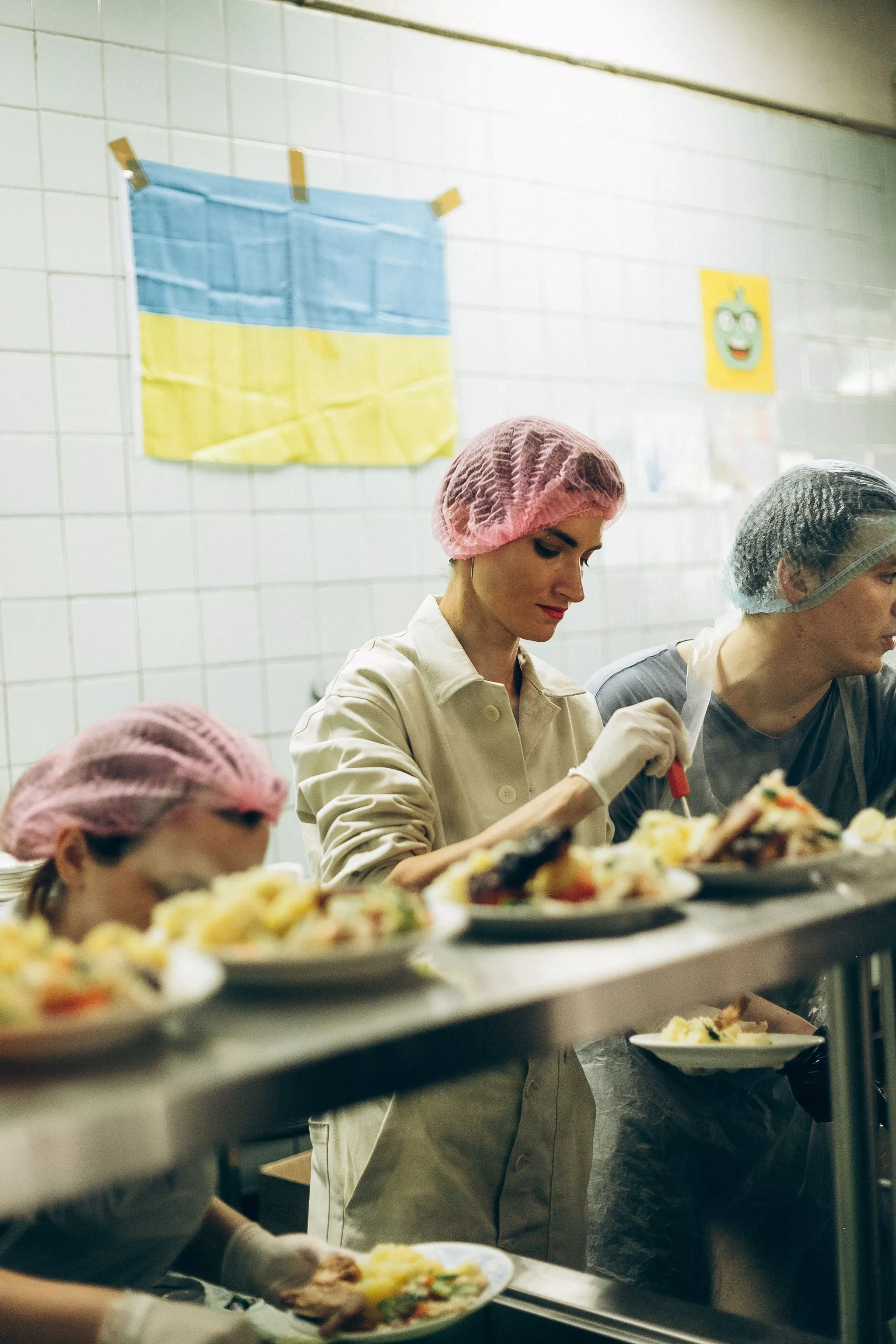 Волонтери на соцкухні, які працюють у Києві та Бородянці