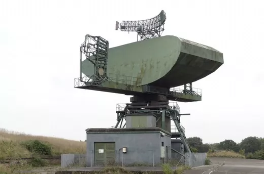 Уникальной особенностью военного радара была способность излучать микроволны на расстояние более 400 км