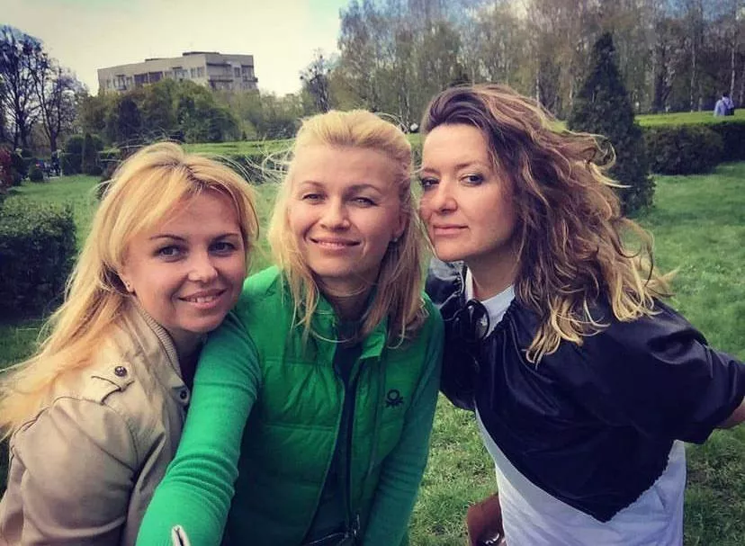 Співачка з двоюрідною сестрою Ліною (посередині) та рідною сестрою Оксаною Могилою, 2018 рік