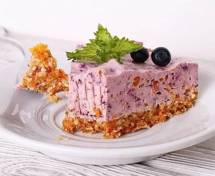 Творожный десерт без выпечки с ягодами и сухофруктами