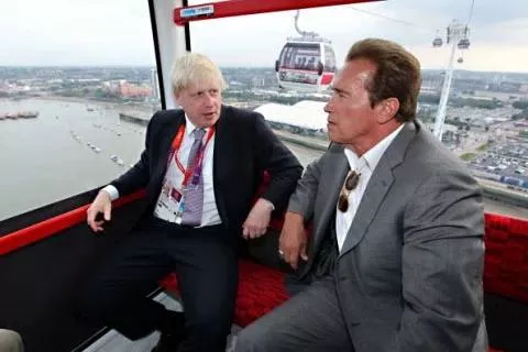 Премьер Британии с голливудским актером на смотровом колесе.