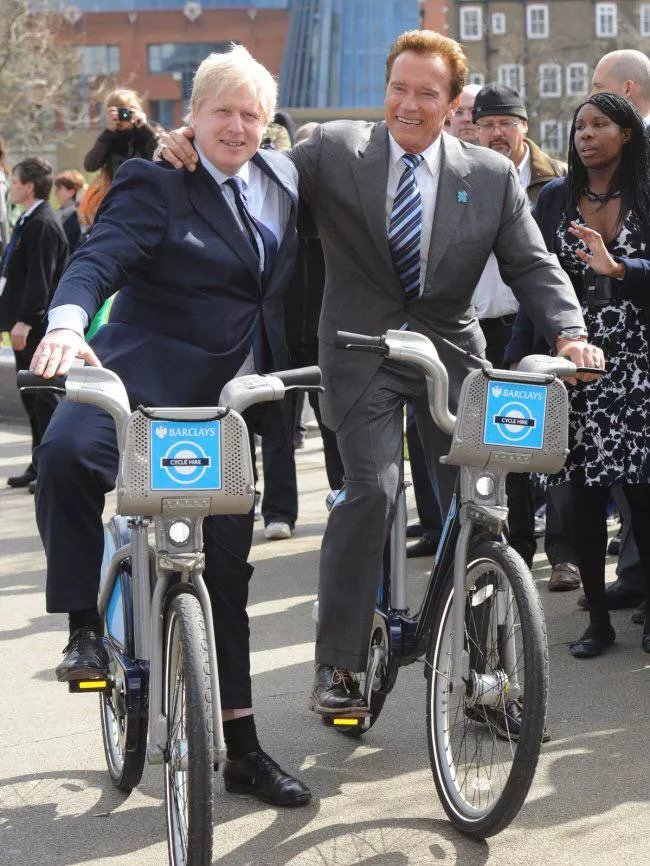Джонсон с Шварценеггером на велосипедах