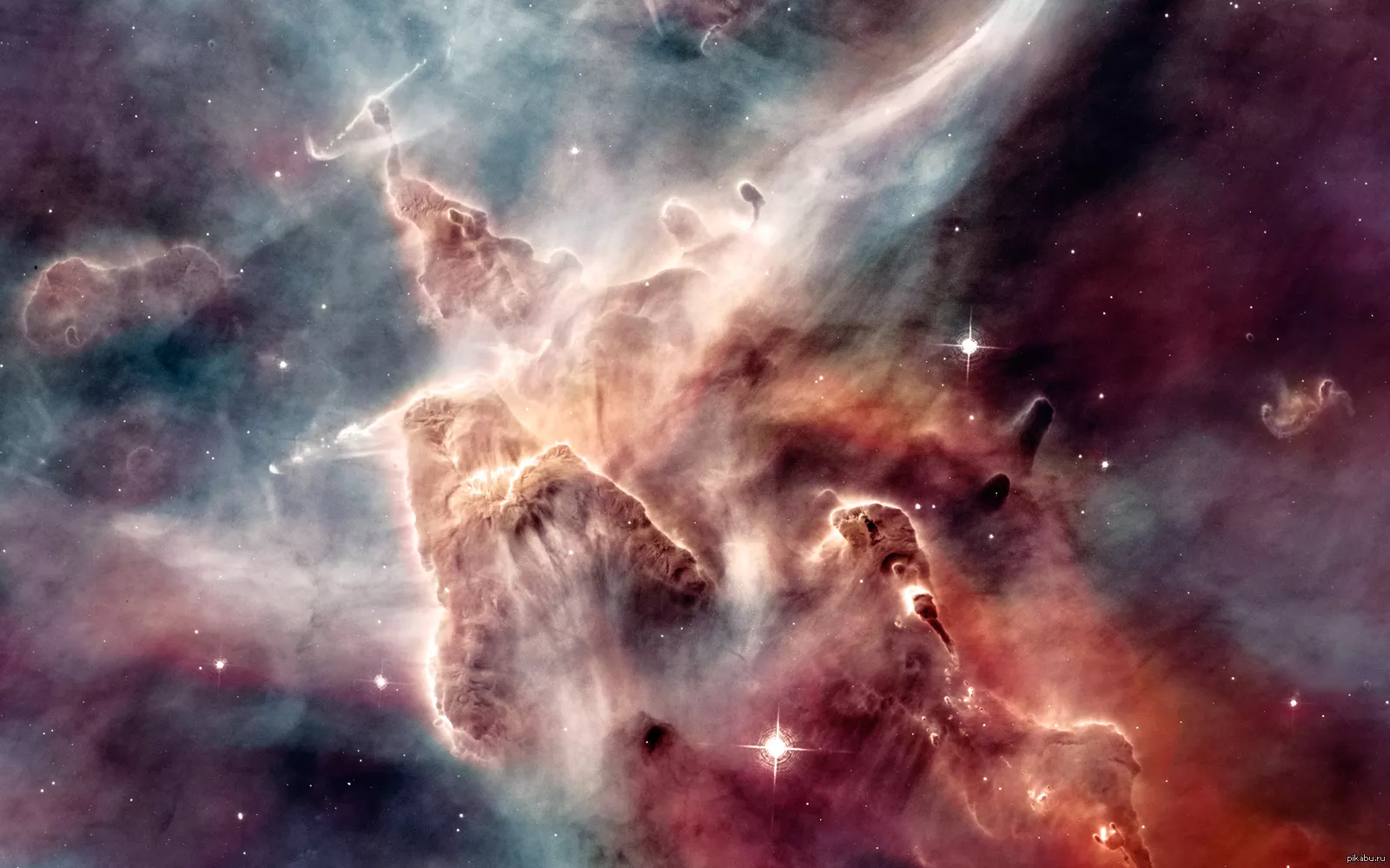 Туманності Кіля — одна з найбільших та яскравих туманностей на небі, розташована приблизно за 7600 світлових років від нас