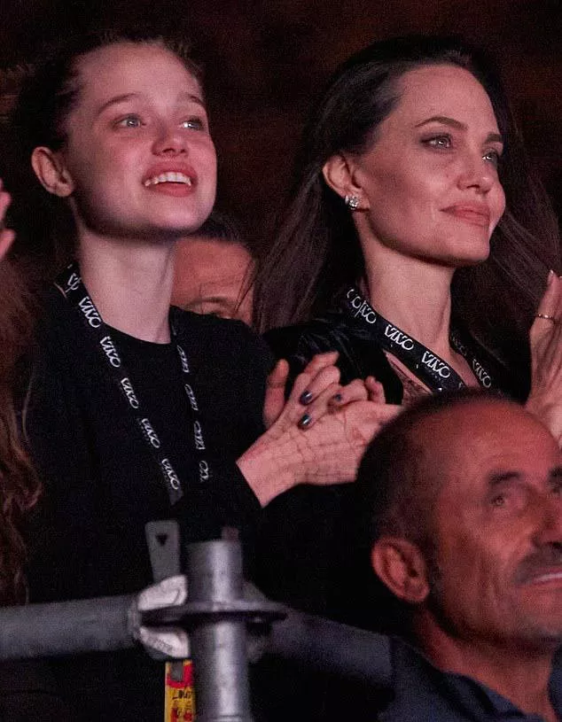 Джолі та її донька на концерті рок-гурту