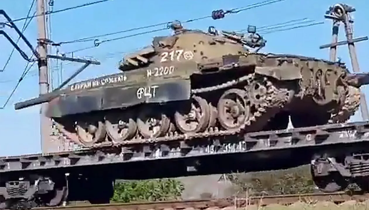 На танку, який Шойгу з Путіним відправили на фронт, напис "Врятуй та збережи"
