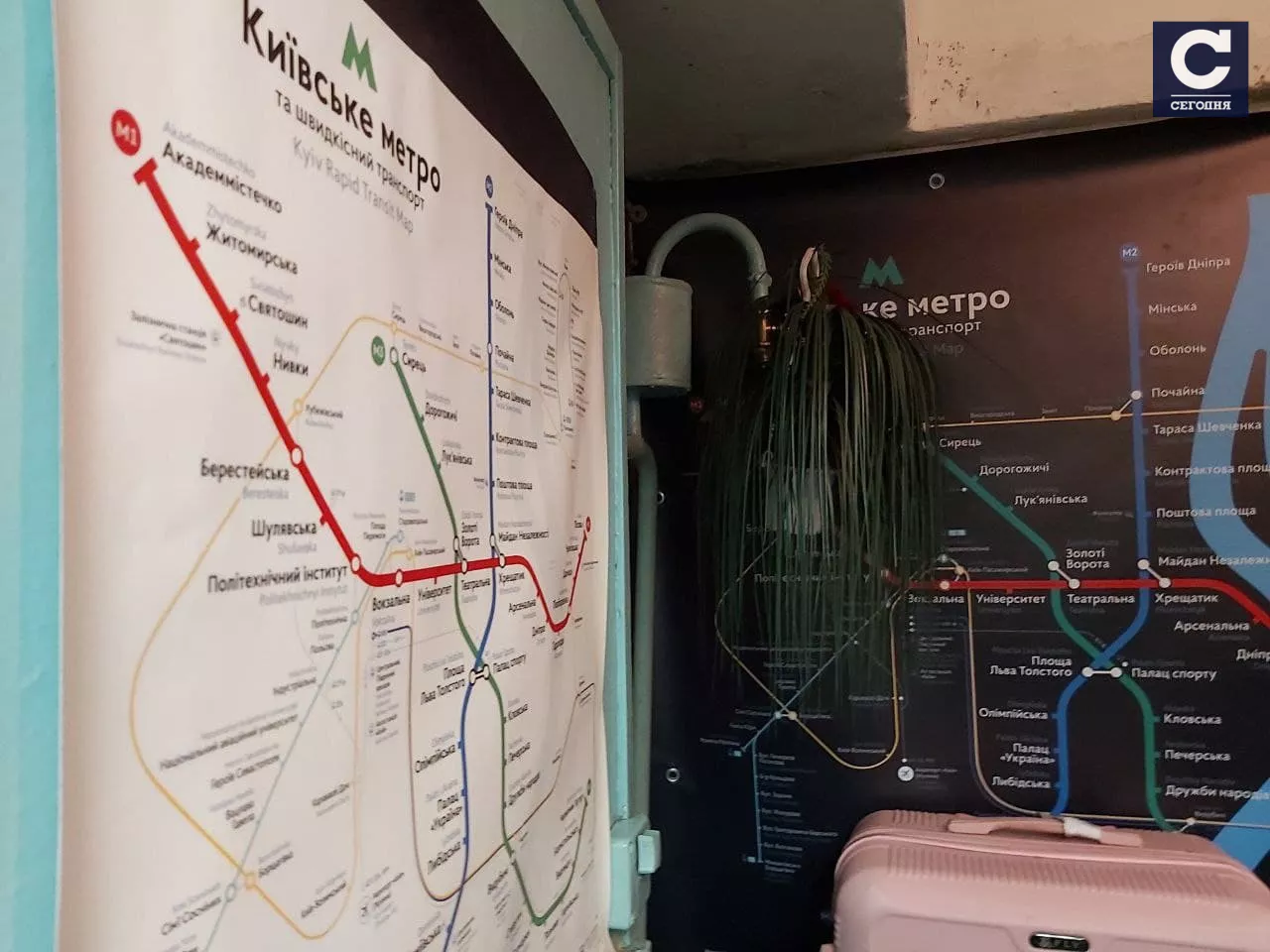В Киевском метрополитене предупреждают: в случае обнаружения забытых вещей на станции – не следует трогать их самому/ фото "Сегодня"