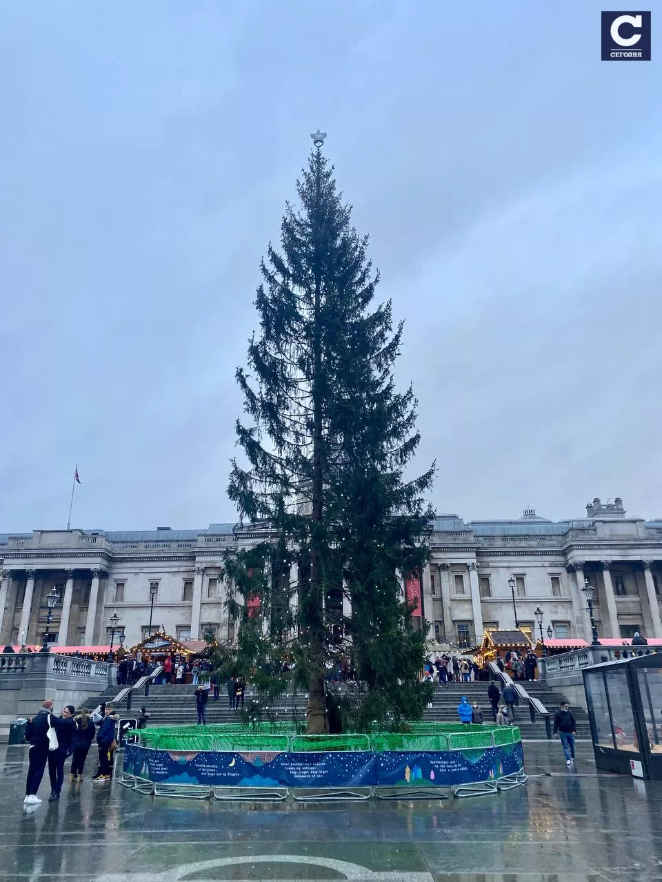 24-метровая елка на Трафальгарской площади – это традиционный подарок из города Осло