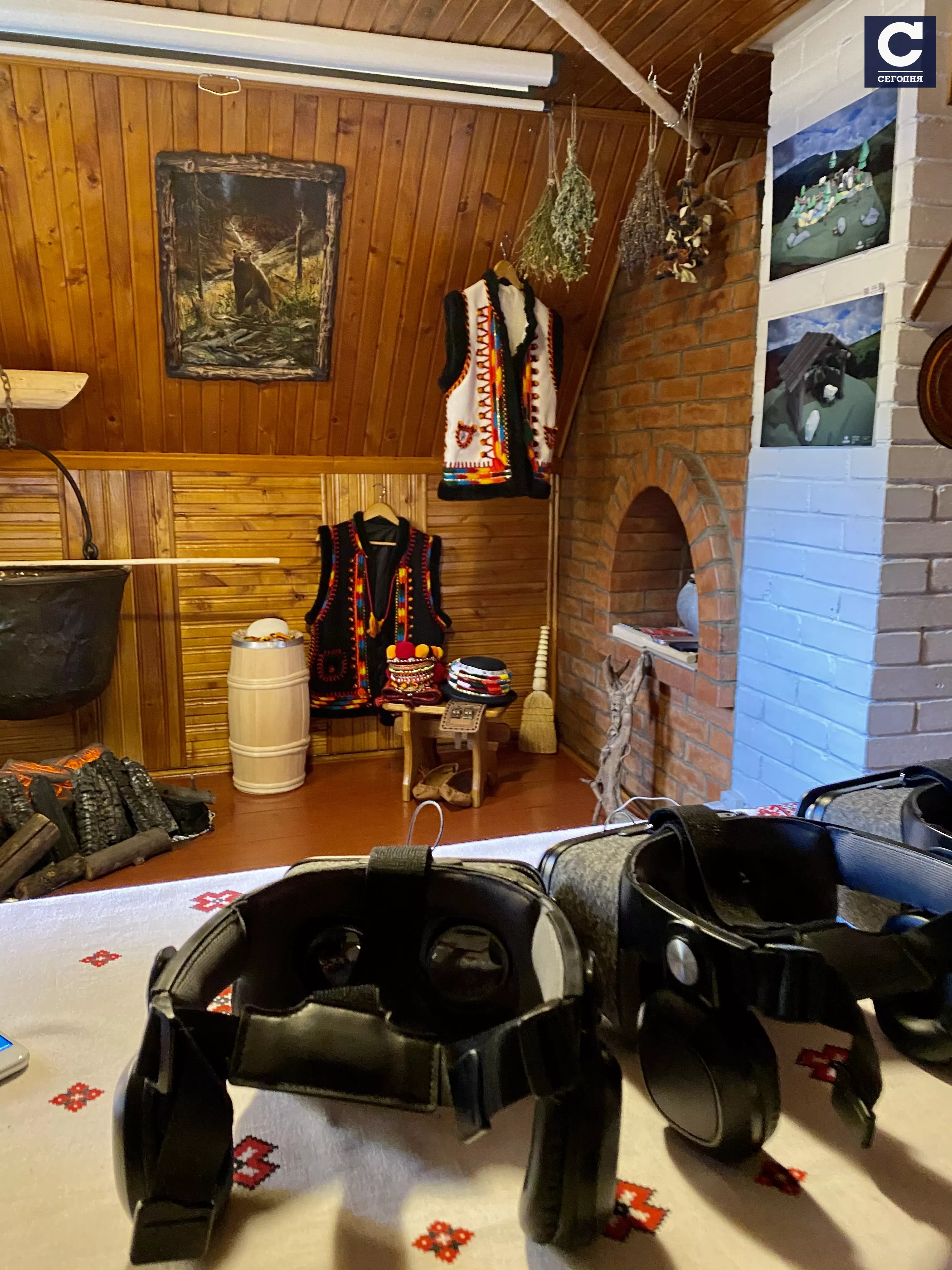 VR-окуляри для віртуальної екскурсії на полонину