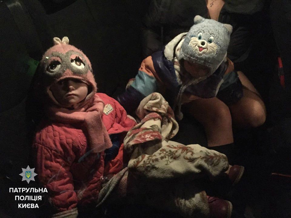 Малышек бросили ночью на улице. Фото: Патрульная полиция