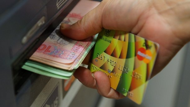 На карту вернут деньги, если расследование банка покажет, что их вывели мошенники. Фото: AFP
