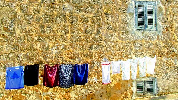 How To Simplify Your Washing And Ironing Process: Top 5 Hacks From The Hostess