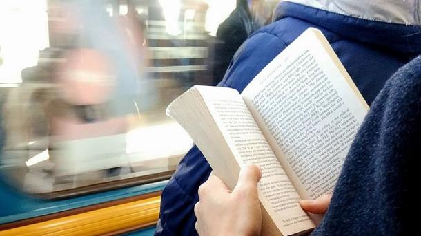 Она читает в метро. Чтение в метро. Чтение в транспорте. Книга для чтения в метро. Человек читает книгу.