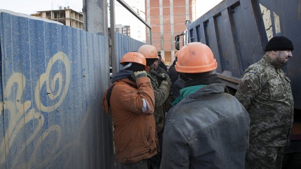 Забор должны убрать рабочие. Фото: УНИАН