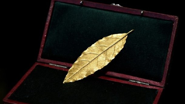 Золотой лавровый лист с короны Наполеона. Фото Altsantiri