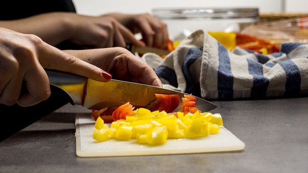 Частіше готуйте їжу вдома – це дешевше, ніж походи в ресторани. Фото: pixabay