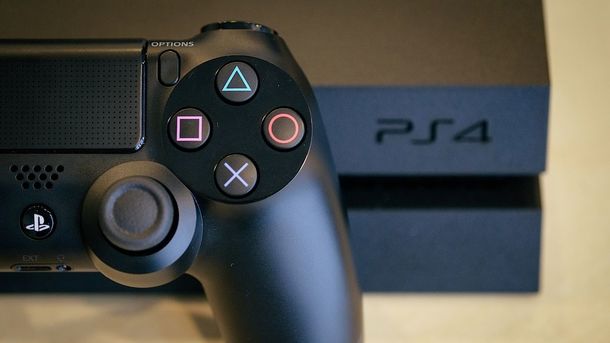 Игровая приставка PlayStation 4 "умрет" еще не скоро. Фото: The Verge