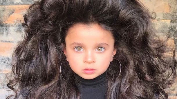 Девочка с аномальными волосами. Фото: instagram.com/miaaflalo