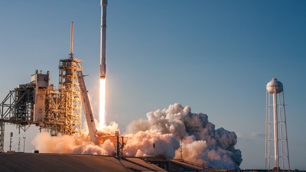 Ракета Falcon 9 від компанії SpaceX успішно вивела супутник. Фото: AmericaSpace