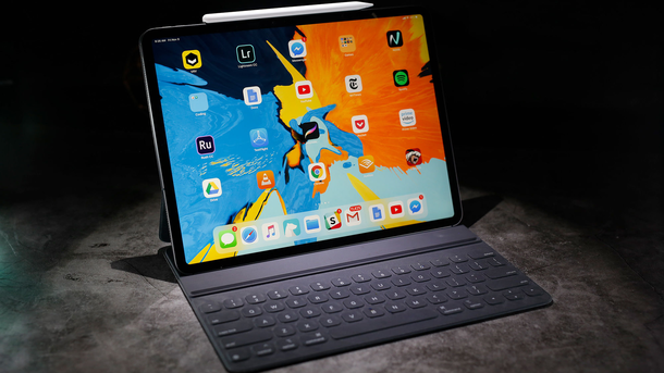 iPad Pro ломается в руках от малейшего изгиба. Фото: Engadget