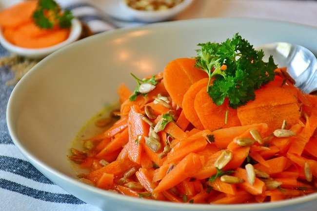 Салаты из моркови свежей простые рецепты с фото и вкусные
