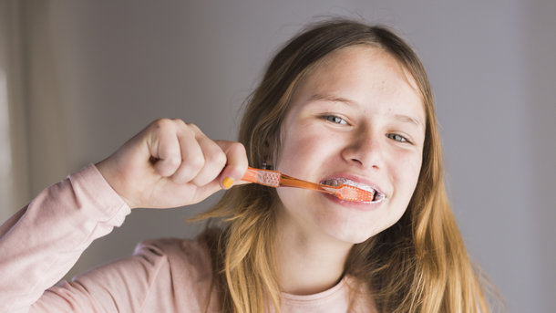 Детям следует регулярно чистить зубы Фото: freepik.com