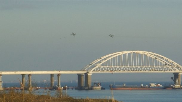 Так РФ блокировала Керченский пролив. Фото: AFP