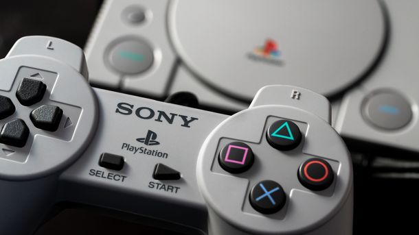 Модель PlayStation Classic представляет собой уменьшенную версию культовой консоли из 90-х. Фото: Pinterest