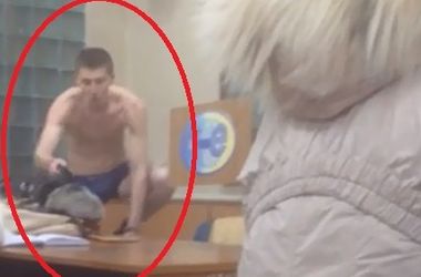 В Днепропетровске по парку бегает голый мужчина