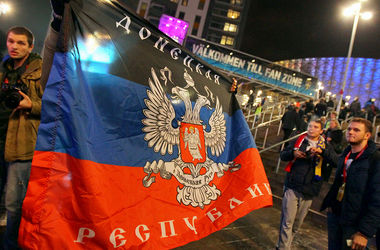 Флаг ДНР перед матчем Швеция - Россия. Фото championat.com