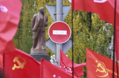 Ленін і комуністичні прапори вже майже під забороною, фото dialog.ua