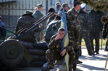 Не дождались приказа. Украинские солдаты были готовы обороняться, но ждали вестей из Киева. Фото&nbsp;AFP