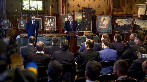 Порошенко передает картины музею Вероны. Фото: president.gov.ua