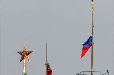 На сколько приспускают флаги при трауре. Приспущенный флаг на Кремле. Приспущенный флаг России. Флаг развевается над Кремлем. Спущенный флаг РФ на Кремле.