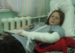 12-летняя Юля пока находится в больнице