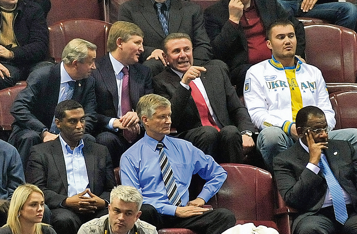 VIP-гости. За борьбой шестовиков вместе с Бубкой следили Лукьянченко, Ахметов и Янукович-младший