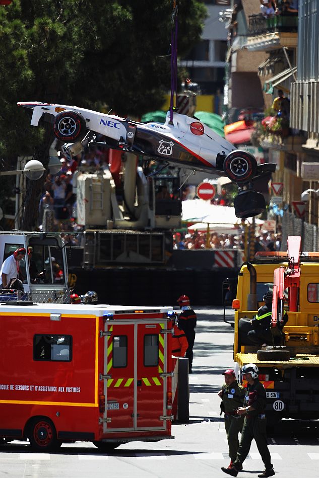 Эвакуация машину Серхио Переса во время квалификации в Монако