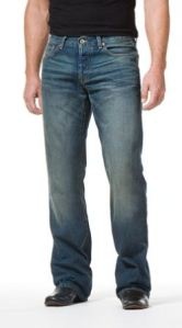Классические прямые джинсы идут большинству мужчин со средним телосложением. Фото bluefly.com
