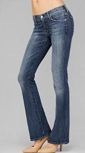 Прямой, мальчишеской женской фигуре придадут плавных линий облегающие, слегка расширенные внизу джинсы. Фото cosmopolitan.com