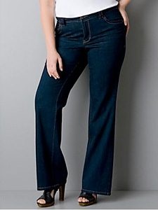 Полноватые бедра стройнят джинсы-клеш, немного прикрывающие обувь. Фото cosmopolitan.com